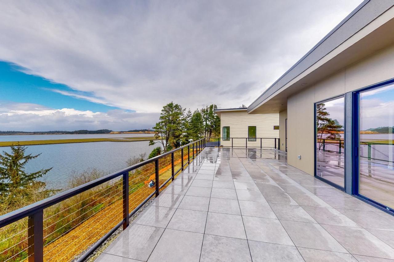 Modern Bayfront Memories Villa Coos Bay Exterior photo