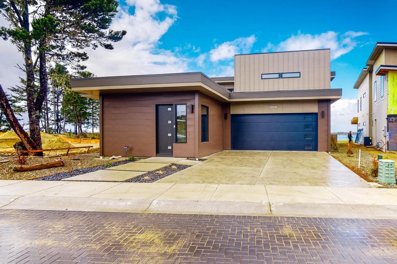 Modern Bayfront Memories Villa Coos Bay Exterior photo