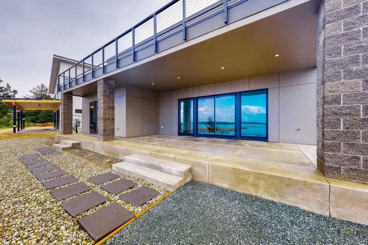 Modern Bayfront Memories Villa Coos Bay Exterior photo