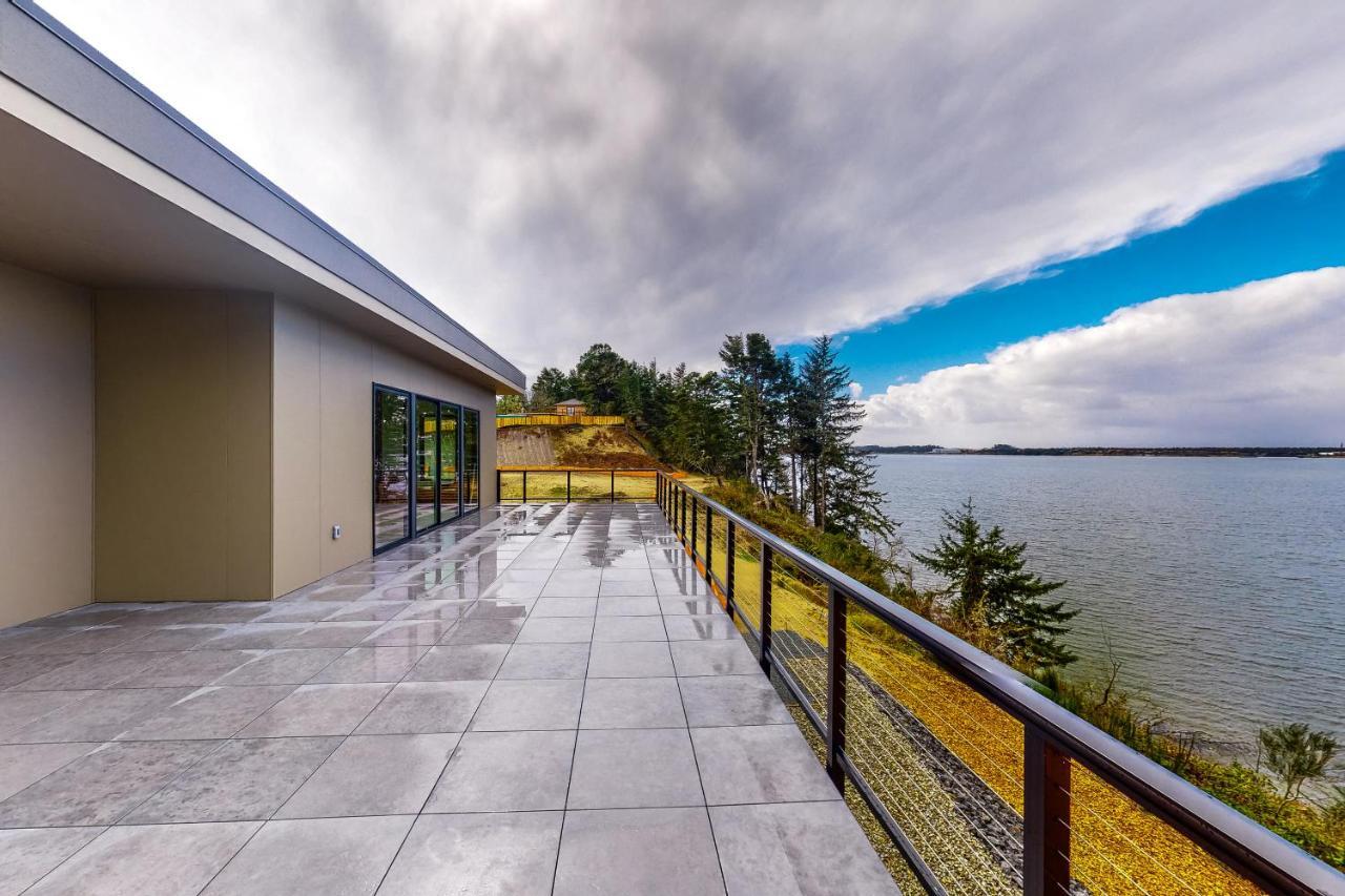 Modern Bayfront Memories Villa Coos Bay Exterior photo